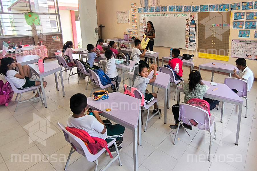 Aula de educación básica equipada con mobiliario escolar nuevo adquirido con el recurso del Programa La Escuela es Nuestra